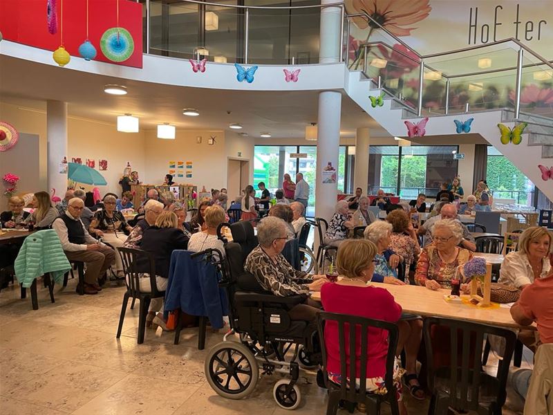 Bloemenrock lokt jong en oud naar Hof ter Bloemen