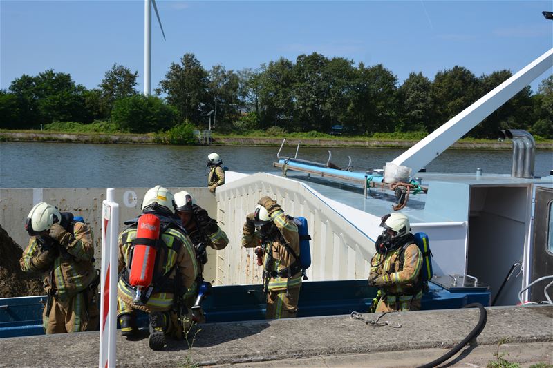 Brand binnenschip in Eversel snel onder controle