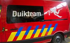 Brandweer haalt ree uit het water