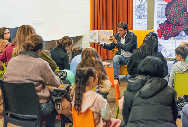 Burgemeester en schepen als begeesterde voorlezers