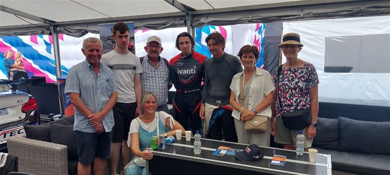 BV's mee op de foto tijdens laatste rondleiding