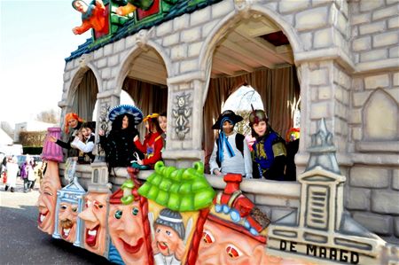 Carnaval met echte praalwagens in Viversel