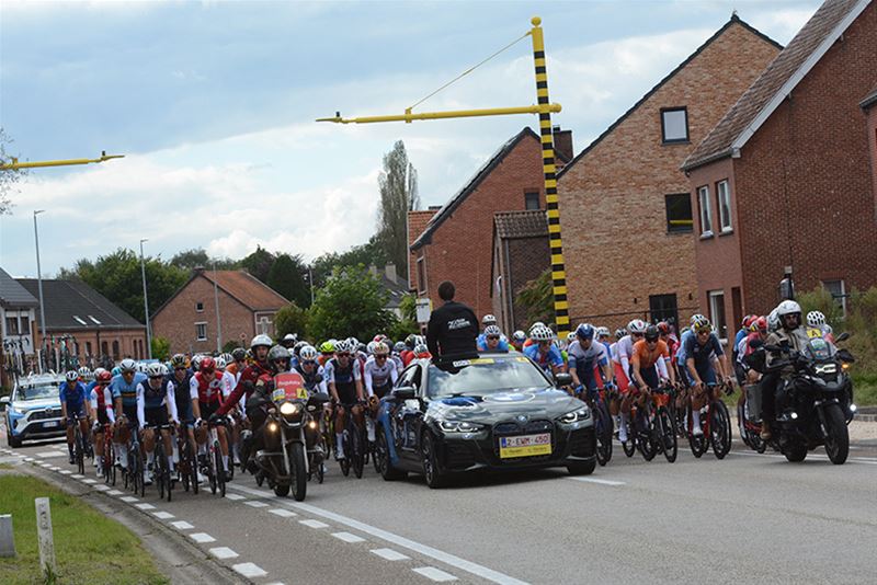 Compact peleton neemt telkens een aanloop