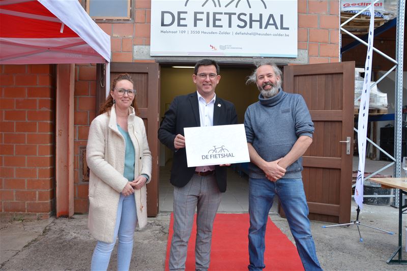 De Fietshal is nu ook officieel geopend