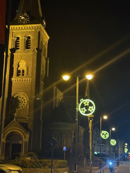 De kerstverlichting hangt er al