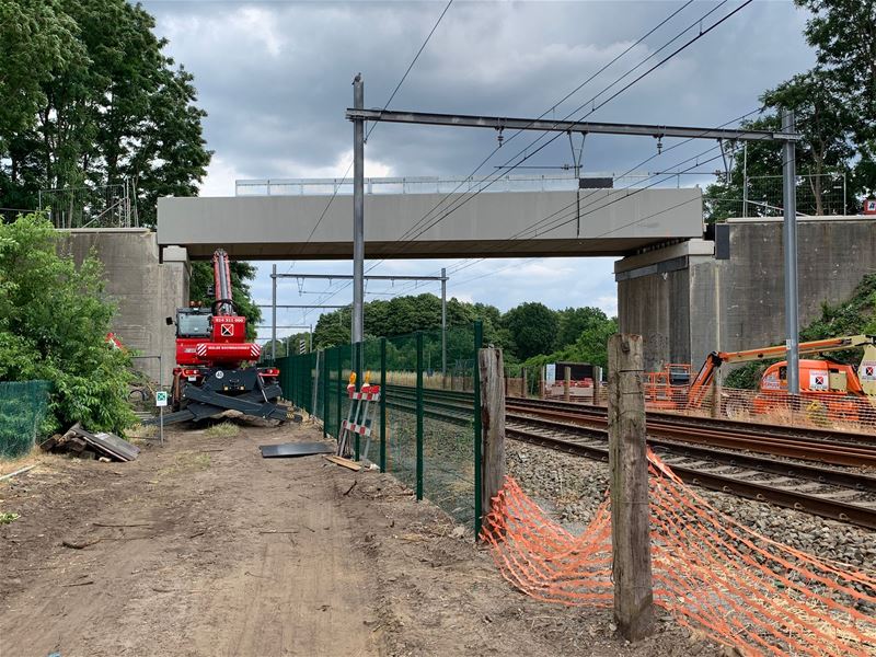 De nieuwe spoorwegbrug van 't routeke ligt er