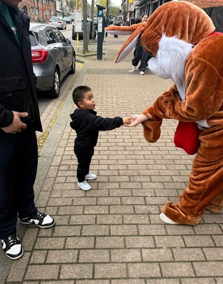 De paashaas op ronde in winkelcentrum Cité