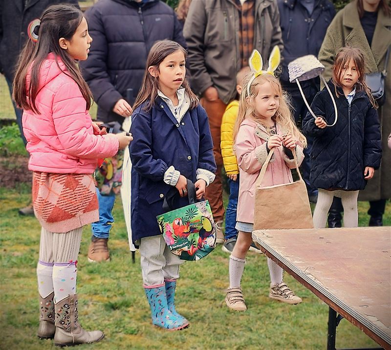 De paashaas was te gast in de Blauwe Wijk