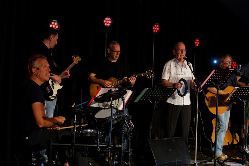 De Prulband zet een stevige muzikale avond in