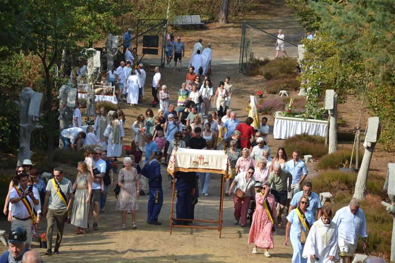 De Sacramentsprocessie bracht Viversel op de been