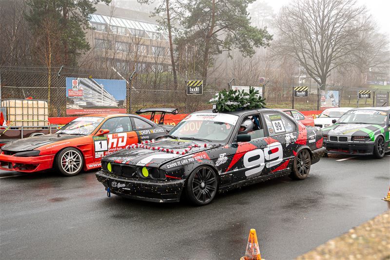 Drifters en Drag Racers met kerstbomen op het dak