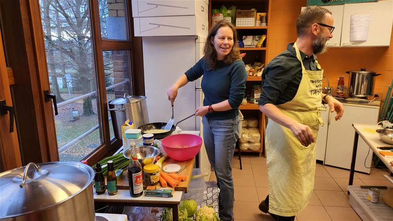 Eefje Van den Brande kookt soep voor DWW