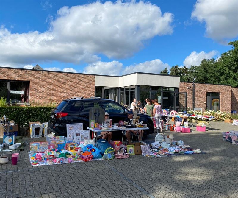 Een rustige rommelmarkt in Zolder