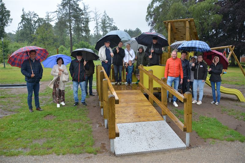 Eerste inclusieve speeltuin geopend in de regen