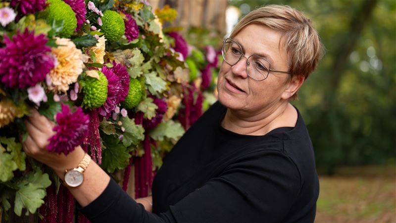 Els Geerdens tovert met chrysanten in Japanse Tuin