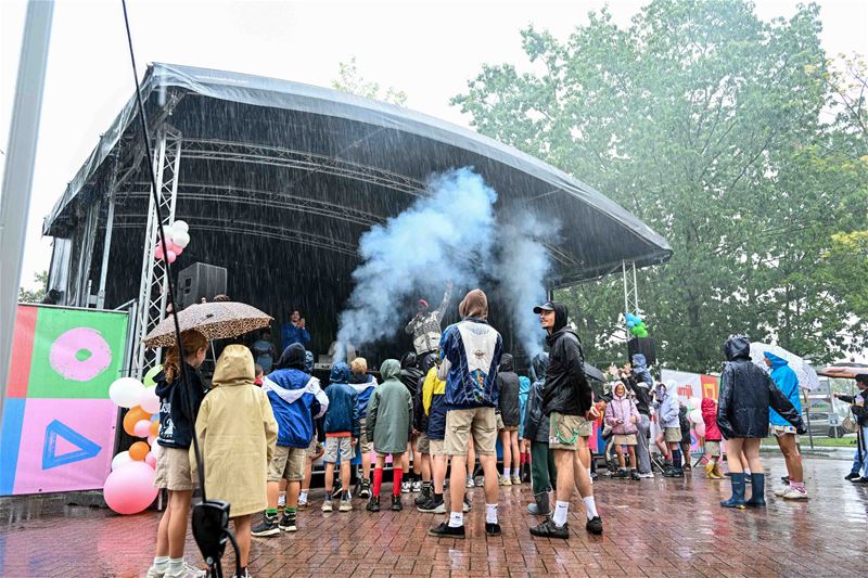En toch bleef de sfeer erin op Kleurrijk Plein