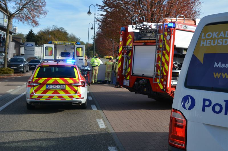 Fietser sterft onder vrachtwagen in de Brugstraat