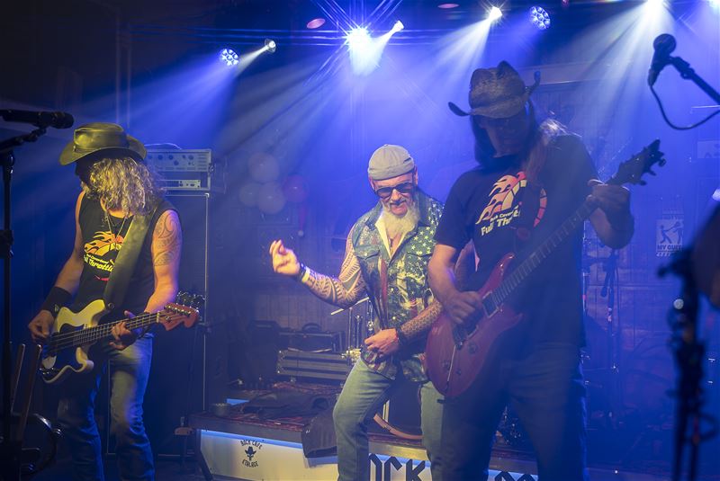 Full Throttle doet Etalage swingen