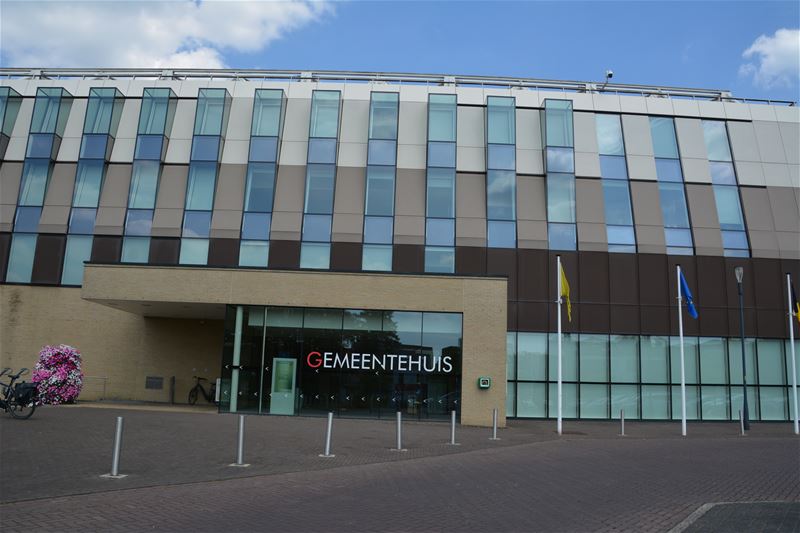 Geld afhalen en postpakjes ophalen in gemeentehuis