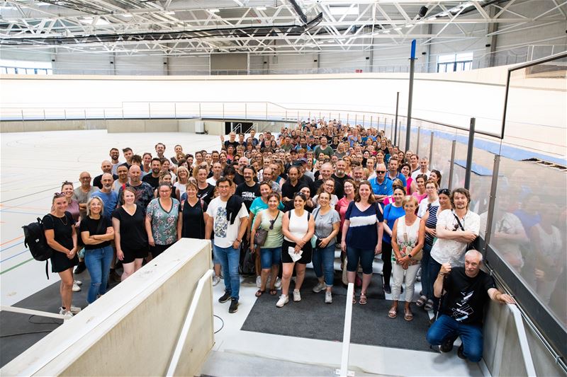 Gemeentepersoneel samen aan het sporten