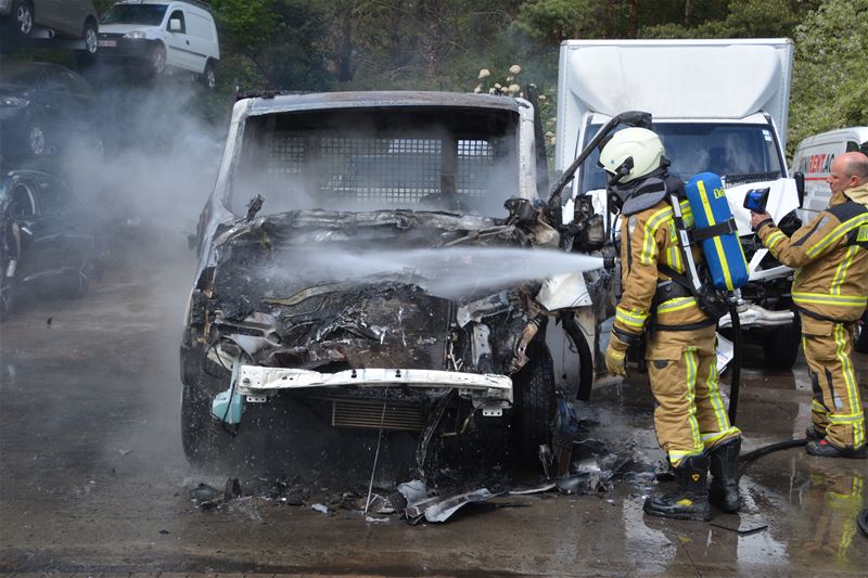 Getakelde auto vat vuur