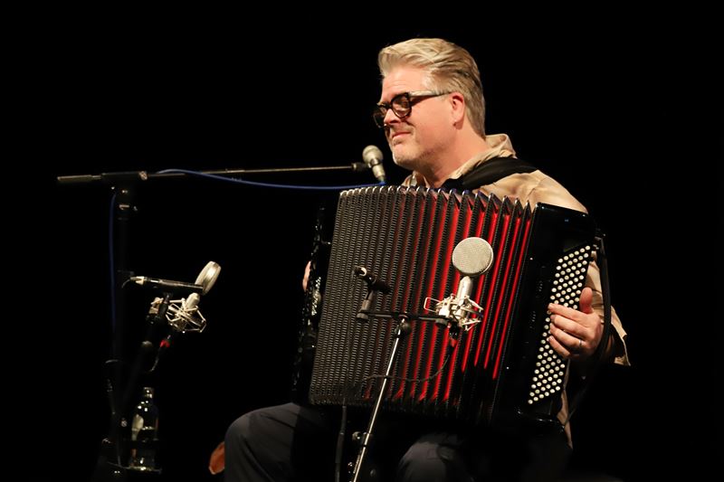 Gwen Cresens op muzikale reis met zijn accordeon