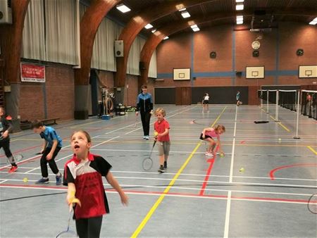 Hebad laat kinderen kennismaken met badminton