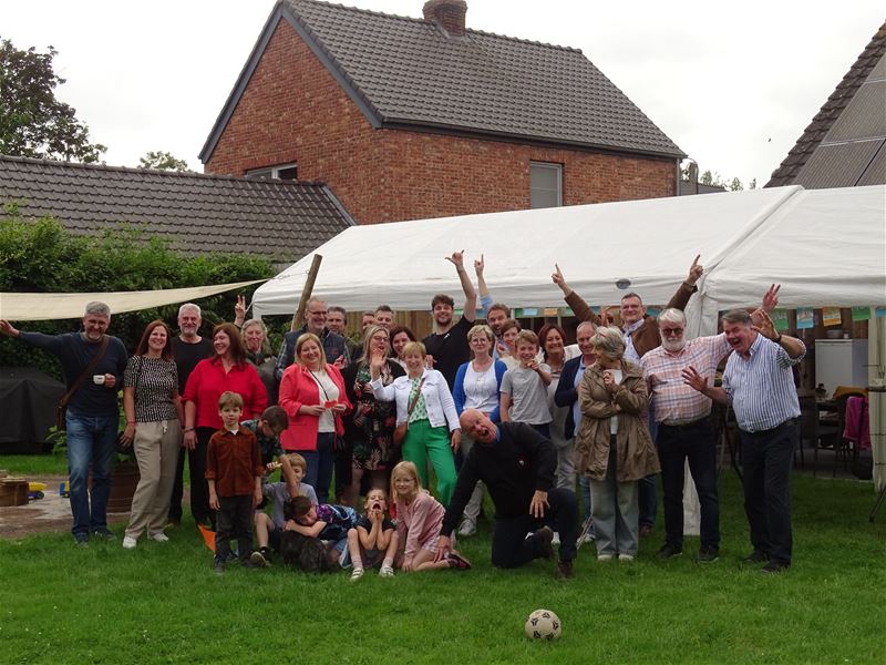 Heel wat volk op burendrink in Viversel