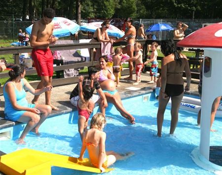 Hitte drijft 800 bezoekers naar zwembad
