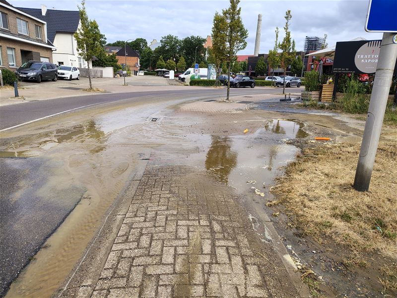 Huizen zonder water door lek in Stationsstraat