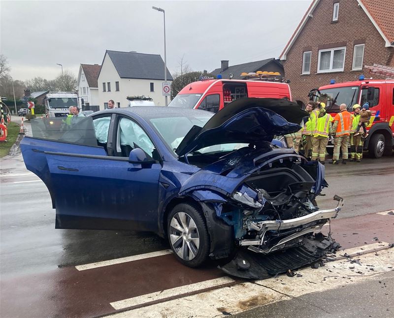 Iedereen ongedeerd bij zware botsing in Zolder