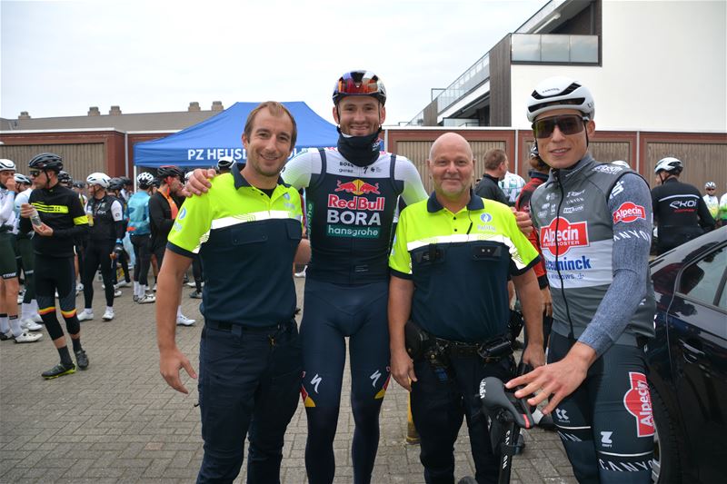 Jasper en Jordi fietsten mee met de politie