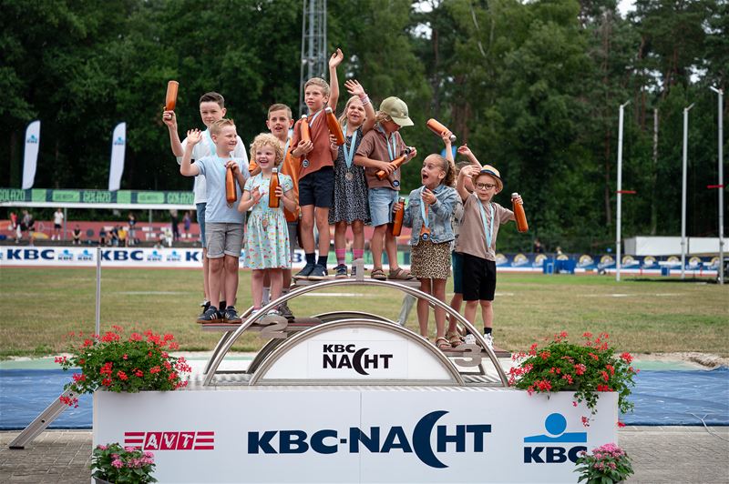 Jonge kunstenaars gehuldigd op het podium