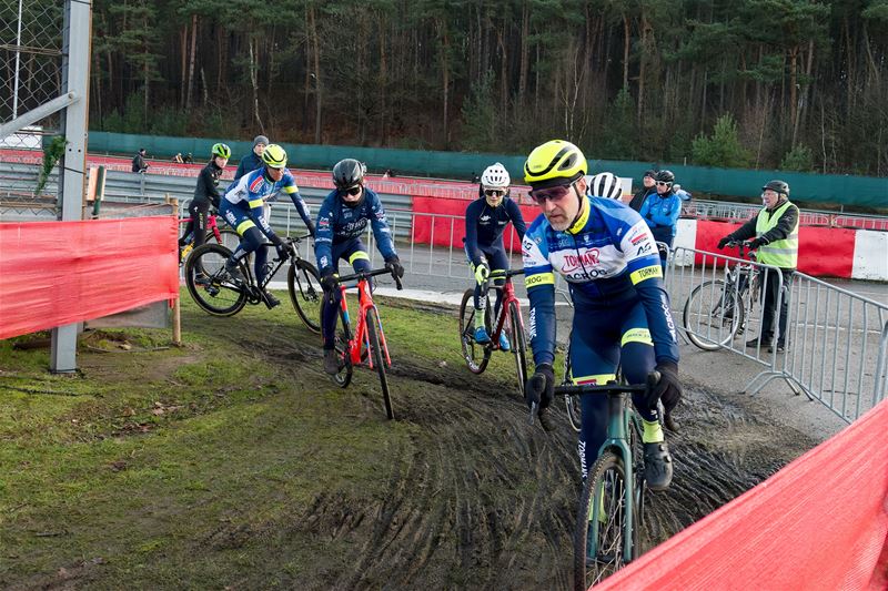 Jonge renners en profs verkennen BK-parcours