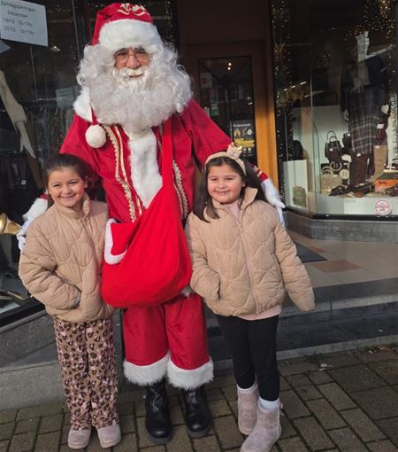 Kerstman op pad in winkelcentrum Cité