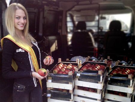 Kim Poelmans verkoopt appels voor goeie doel