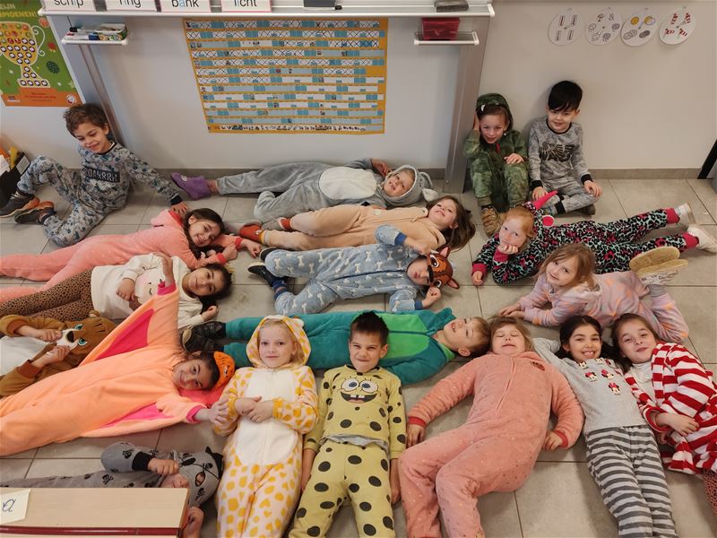 Kinderen komen in pyjama naar school