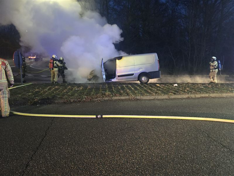 Kleine bestelwagen in brand op afrit E314