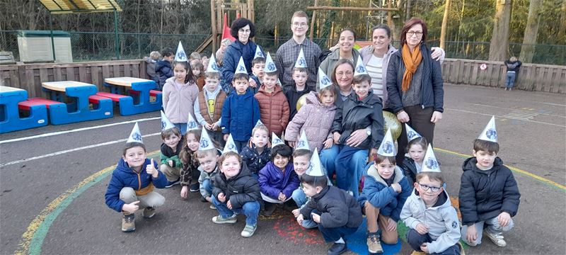 Kleuters zwaaien juf Nicole uit