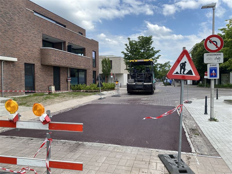 Klinkers fietsstraten  zijn vervangen door asfalt