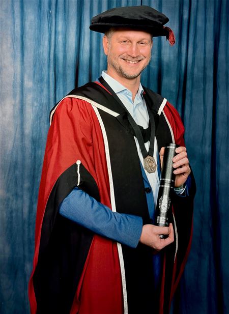 Koen Timmers ontving eredoctoraat in Sheffield