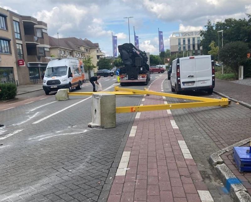 Kraan sleurt portiek tegen de grond in Bieststraat