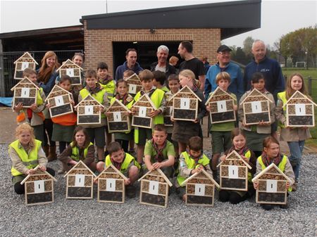 KWB en scouts bouwen insectenhotelletjes