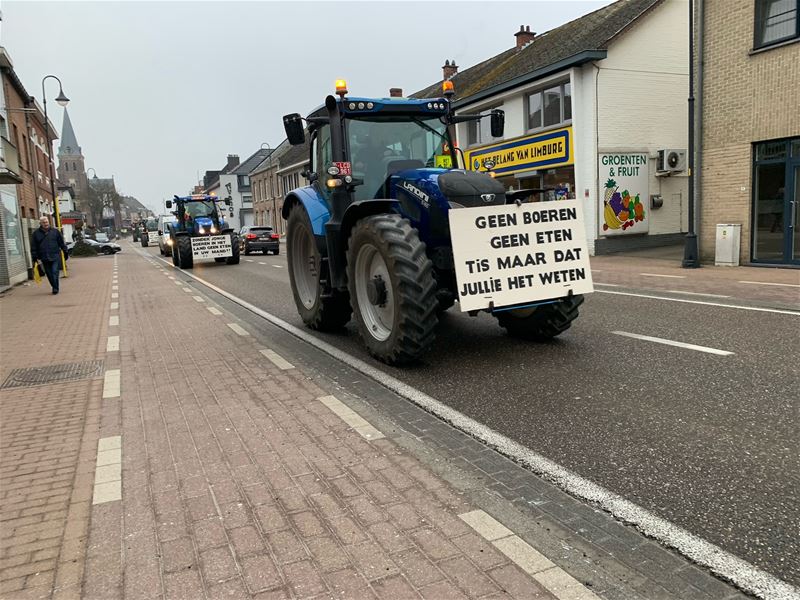 Lange tractorkaravaan van protesterende boeren