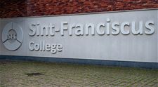 Leerlingen meer in groepjes door smartphoneverbod