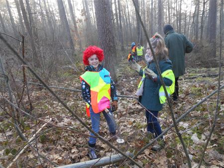 Leerlingen pakken bos onder handen