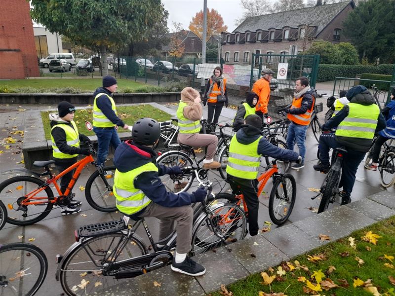 Leerlingen trotsteren rotweer met de fiets