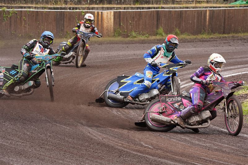 Loodzware speedwayraces op geteisterde baan