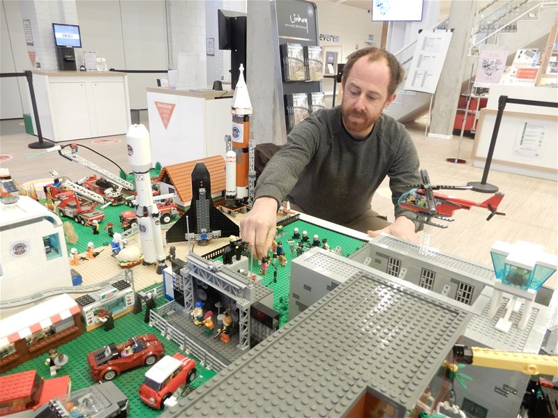 Maarten toont de wereld van 2020 in Lego