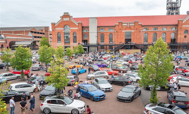 Massa tuning cars verzamelen op Marktplein